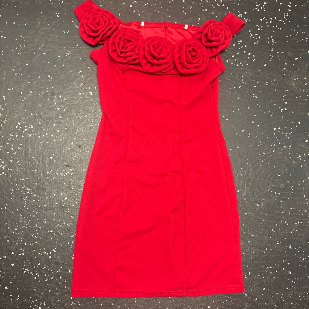 Red Off-Shoulder Rose Appliqué Bodycon Dress